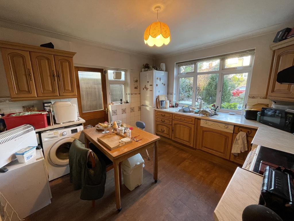 Lot: 86 - DETACHED HOUSE FOR INVESTMENT OR OWNER-OCCUPATION - Internal view of kitchen from hallway